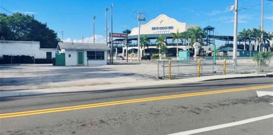 Commercial property in Bradenton, Florida 63.17 sq.m. № 2366841