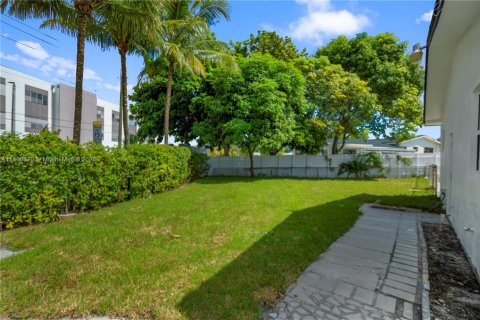 House in Miami Gardens, Florida 4 bedrooms, 176.14 sq.m. № 1948298 - photo 3