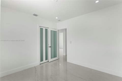 House in Miami Gardens, Florida 4 bedrooms, 176.14 sq.m. № 1948298 - photo 30