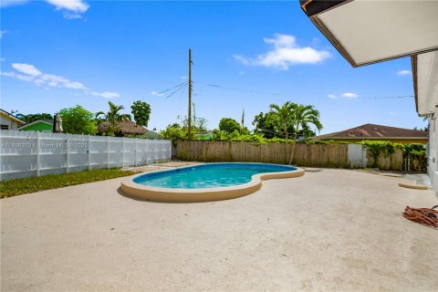 House in Miami Gardens, Florida 4 bedrooms, 176.14 sq.m. № 1948298 - photo 10