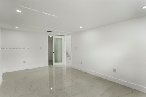 House in Miami Gardens, Florida 4 bedrooms, 176.14 sq.m. № 1948298 - photo 11