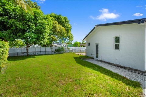 House in Miami Gardens, Florida 4 bedrooms, 176.14 sq.m. № 1948298 - photo 4