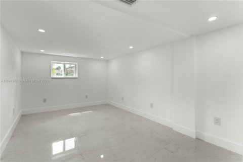 House in Miami Gardens, Florida 4 bedrooms, 176.14 sq.m. № 1948298 - photo 13