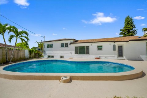 House in Miami Gardens, Florida 4 bedrooms, 176.14 sq.m. № 1948298 - photo 2