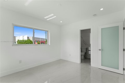 House in Miami Gardens, Florida 4 bedrooms, 176.14 sq.m. № 1948298 - photo 25