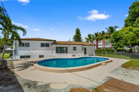 House in Miami Gardens, Florida 4 bedrooms, 176.14 sq.m. № 1948298 - photo 7