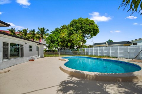 House in Miami Gardens, Florida 4 bedrooms, 176.14 sq.m. № 1948298 - photo 8