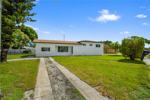 House in Miami Gardens, Florida 4 bedrooms, 176.14 sq.m. № 1948298 - photo 1