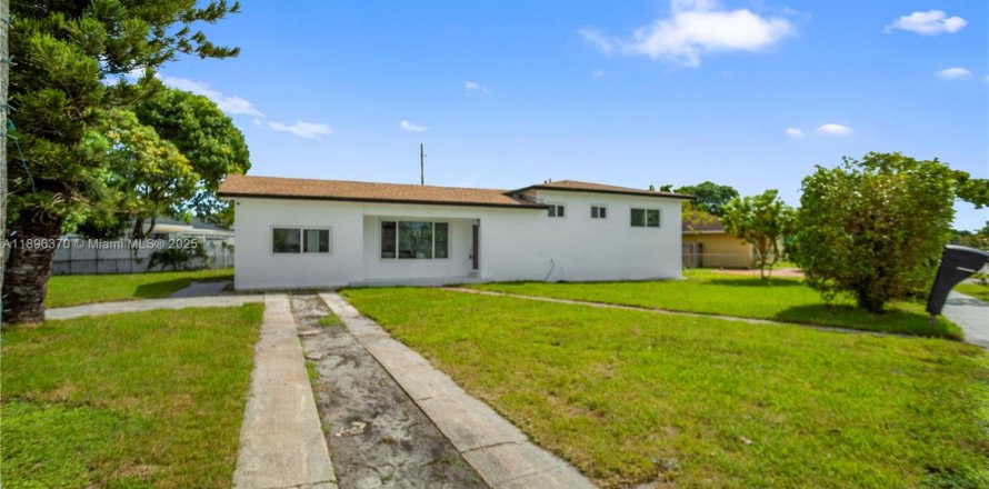 House in Miami Gardens, Florida 4 bedrooms, 176.14 sq.m. № 1948298