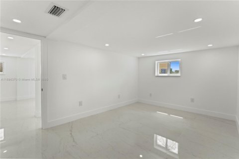 House in Miami Gardens, Florida 4 bedrooms, 176.14 sq.m. № 1948298 - photo 12