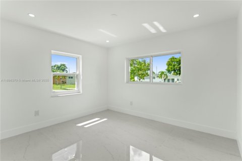 House in Miami Gardens, Florida 4 bedrooms, 176.14 sq.m. № 1948298 - photo 27