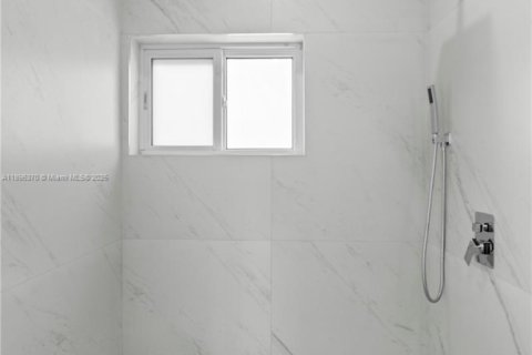 House in Miami Gardens, Florida 4 bedrooms, 176.14 sq.m. № 1948298 - photo 18