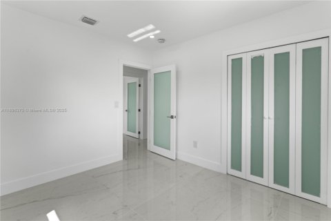 House in Miami Gardens, Florida 4 bedrooms, 176.14 sq.m. № 1948298 - photo 17