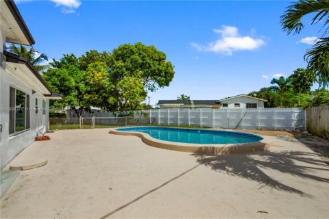 House in Miami Gardens, Florida 4 bedrooms, 176.14 sq.m. № 1948298 - photo 9