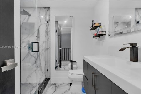 Condo in Miami, Florida, 2 bedrooms  № 2058057 - photo 16