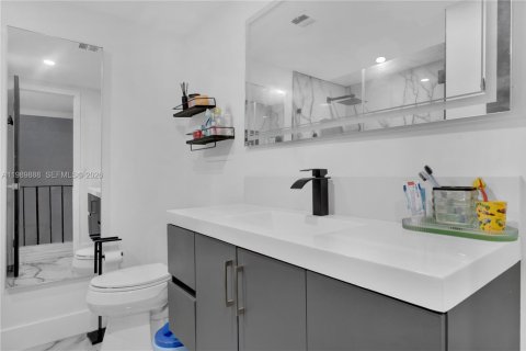 Condo in Miami, Florida, 2 bedrooms  № 2058057 - photo 17