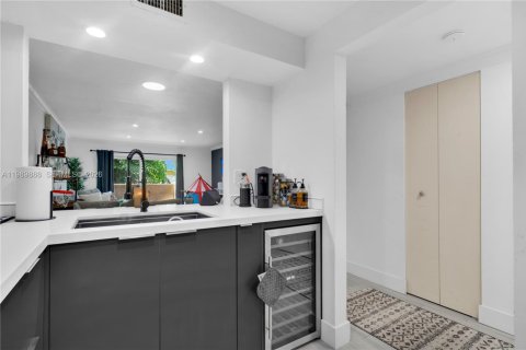 Condo in Miami, Florida, 2 bedrooms  № 2058057 - photo 5