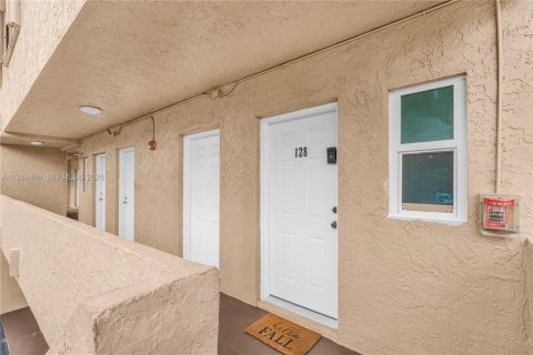 Condo in Miami, Florida, 2 bedrooms  № 2058057 - photo 25