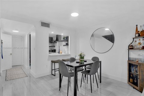 Condo in Miami, Florida, 2 bedrooms  № 2058057 - photo 8