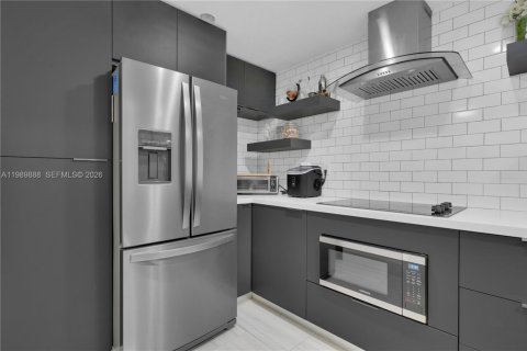 Condo in Miami, Florida, 2 bedrooms  № 2058057 - photo 3