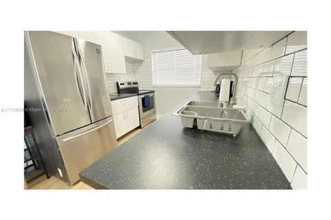 Casa en alquiler en Miami, Florida, 4 dormitorios, 139.35 m2 № 1607327 - foto 4