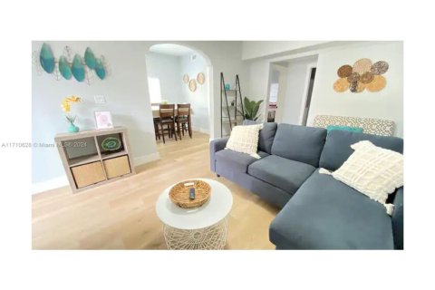 Casa en alquiler en Miami, Florida, 4 dormitorios, 139.35 m2 № 1607327 - foto 1