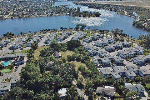 Снять в аренду кондоминиум в Лейк-Уорт, Флорида 2 спальни, 76.55м2, № 1068107 - фото 1
