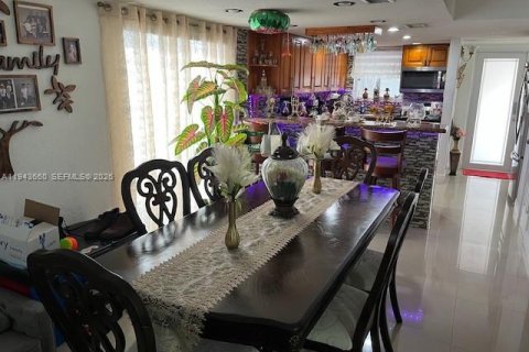 Adosado en venta en Hialeah, Florida, 3 dormitorios, 121.14 m2 № 2001723 - foto 10