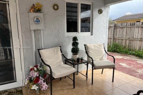 Adosado en venta en Hialeah, Florida, 3 dormitorios, 121.14 m2 № 2001723 - foto 2