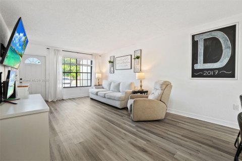 Townhouse in Pembroke Pines, Florida 2 bedrooms, 84.54 sq.m. № 1887498 - photo 3
