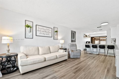 Townhouse in Pembroke Pines, Florida 2 bedrooms, 84.54 sq.m. № 1887498 - photo 1