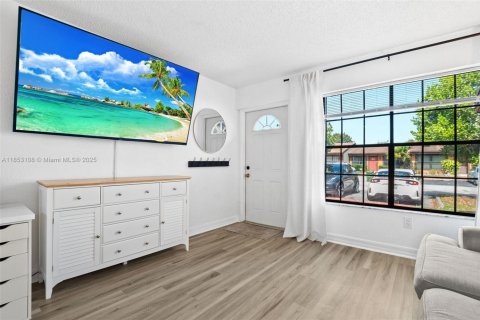 Townhouse in Pembroke Pines, Florida 2 bedrooms, 84.54 sq.m. № 1887498 - photo 2