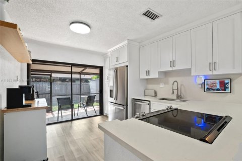 Townhouse in Pembroke Pines, Florida 2 bedrooms, 84.54 sq.m. № 1887498 - photo 6