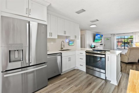 Townhouse in Pembroke Pines, Florida 2 bedrooms, 84.54 sq.m. № 1887498 - photo 8