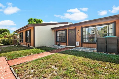 Townhouse in Pembroke Pines, Florida 2 bedrooms, 84.54 sq.m. № 1887498 - photo 23