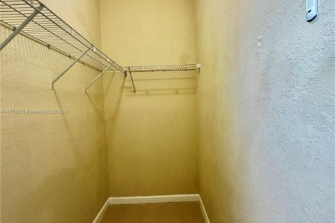 Commercial property in Miami, Florida 214.79 sq.m. № 1974521 - photo 7