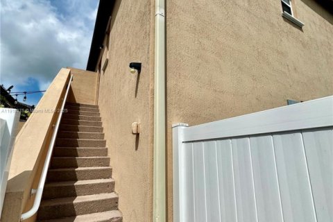 Commercial property in Miami, Florida 214.79 sq.m. № 1974521