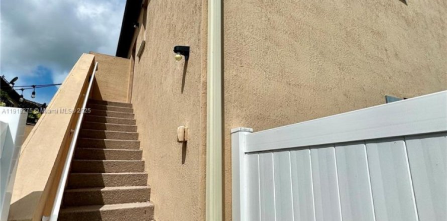 Commercial property in Miami, Florida 214.79 sq.m. № 1974521