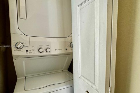 Commercial property in Miami, Florida 214.79 sq.m. № 1974521 - photo 5