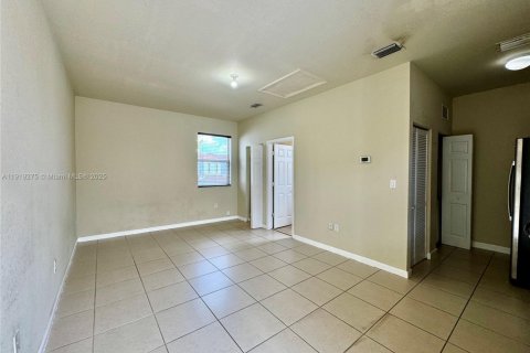 Commercial property in Miami, Florida 214.79 sq.m. № 1974521 - photo 2