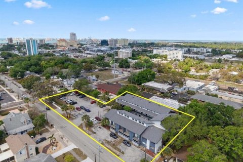 Commercial property in Clearwater, Florida 1823.49 sq.m. № 2204471