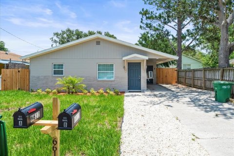 Immobilier commercial à vendre à Tampa, Floride: 4 chambres, 139.35 m2 № 1803921 - photo 1
