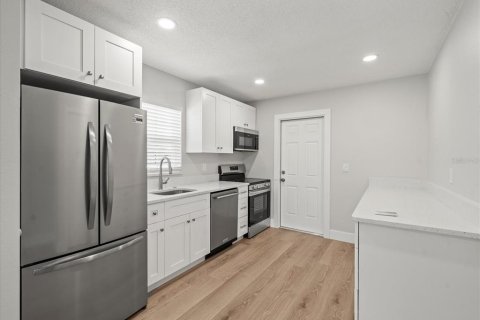 Immobilier commercial à vendre à Tampa, Floride: 4 chambres, 139.35 m2 № 1803921 - photo 8