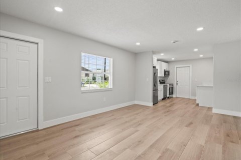 Immobilier commercial à vendre à Tampa, Floride: 4 chambres, 139.35 m2 № 1803921 - photo 5