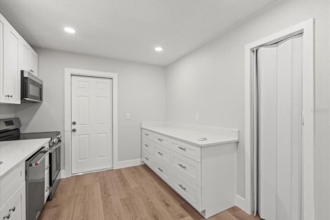 Immobilier commercial à vendre à Tampa, Floride: 4 chambres, 139.35 m2 № 1803921 - photo 9