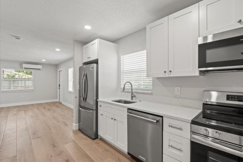Immobilier commercial à vendre à Tampa, Floride: 4 chambres, 139.35 m2 № 1803921 - photo 11