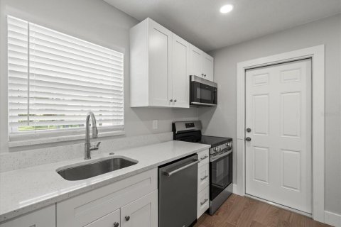 Immobilier commercial à vendre à Tampa, Floride: 4 chambres, 139.35 m2 № 1803921 - photo 13