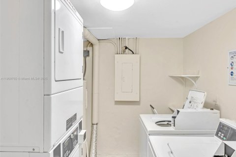 Copropriété à louer à Hallandale Beach, Floride: 1 chambre, 71.53 m2 № 1965883 - photo 24