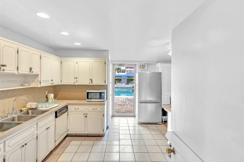 Copropriété à louer à Hallandale Beach, Floride: 1 chambre, 71.53 m2 № 1965883 - photo 25