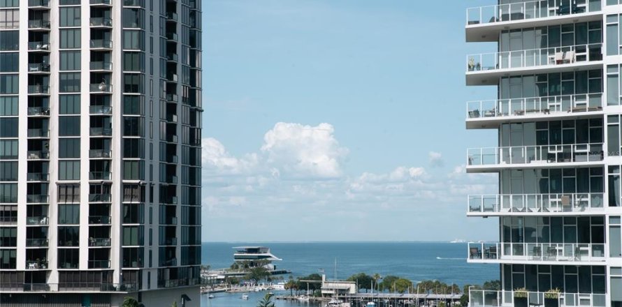 Condominio en Saint Petersburg, Florida, 2 dormitorios № 2149215